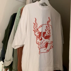 Oversized T-Shirt med döskalle motiv - Min oversized T-shirt som tyvärr inte kommer till användning längre, den är köpt från asos och passar storlekarna XS-M skulle jag säga beroende på hur stor man vill ha den. Ber om ursäkt för att ja inte orka stryka tröjan ... bara att skriva om fler bilder önskas :)) Eftersom fler va intresserade så blev de budning! Högsta: 260kr (värt att nämna att trycket är lite sprucket som man kan se på bilderna, tycker själv att de är snyggare än innan haha men vill inte ge falsk info)                                               GJORT NYTT INLÄGG FÖR DENNA