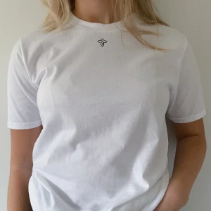 #BEE002 - Vi på BeeHumble UF säljer prisvärda, moderna och stilrena unisextröjor. Med ett tryck och ett ändamål som räddar Sveriges vildvin. För var tionde såld tröja sätter vi upp ett bihotell i Strängnäs kommun. Tröjan är alltså inte andrahand. Kika gärna på vår instagram för fler bilder @beehumbleuf 💕 Bor du i Strängnäs Kommun erbjuder vi hemkörning för 15kr