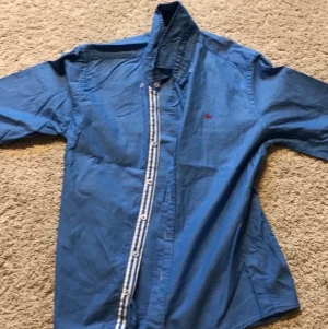 Skjorta - Ganska stor skjorta fast den är i S, den är väldigt mysig och skön, vet inte original priset:/