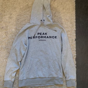 Peak performance hoodie storlek M - Grå Peak performance hoodie i storlek Medium i bra skick. Nypris 1100kr. Säljer för 300kr 