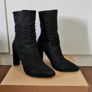 Spetsiga boots  - Helt nya och oanvända boots i storlek 37 (UK 4). 10 cm klack. Nypris 540 kr. 