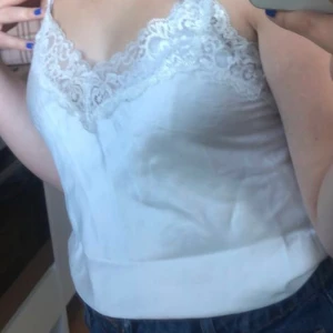 Vit siden tröja - Superfin verkligen och inte använd speciellt mycket🥰 mest en intressekoll för de är en av mina favvoriter men hör gärna av dig om du är intresserad❤️