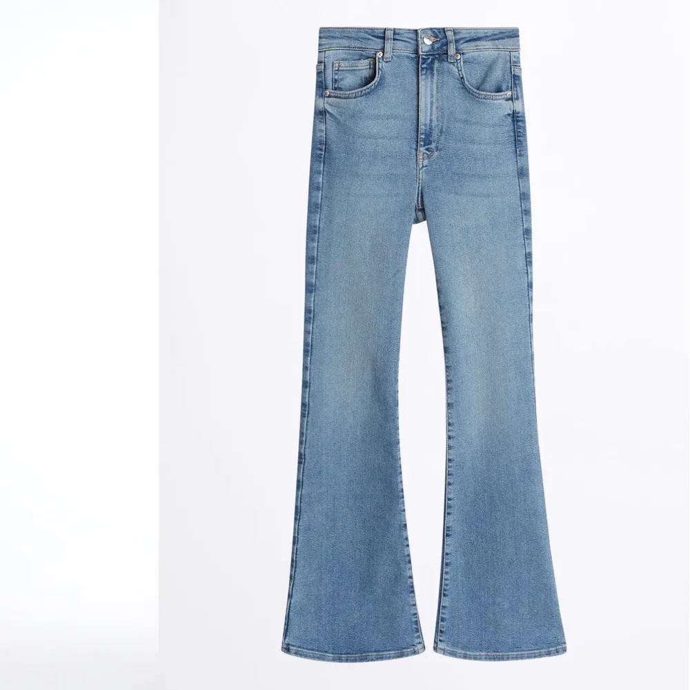Säljer mina blåa boutcut jeans, fint skick. Strl: M men skulle säga S. Stretchiga!!💛💛. Jeans & Byxor.