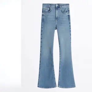 Säljer mina blåa boutcut jeans, fint skick. Strl: M men skulle säga S. Stretchiga!!💛💛