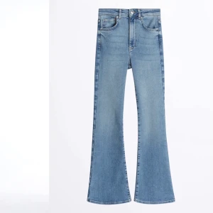 Boutcut jeans  - Säljer mina blåa boutcut jeans, fint skick. Strl: M men skulle säga S. Stretchiga!!💛💛