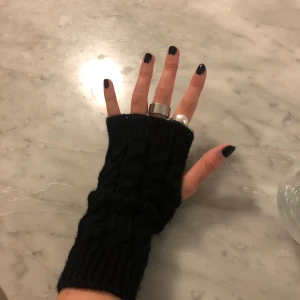 Torgvantar - Svarta stickade handledsvärmare