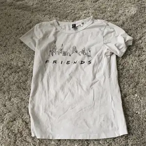 En vit friends t-shirt som jag köpte förra året men som jag nästan aldrig använt eftersom att den inte passar in i min stil 