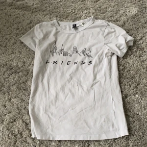 Friends t-shirt - En vit friends t-shirt som jag köpte förra året men som jag nästan aldrig använt eftersom att den inte passar in i min stil 