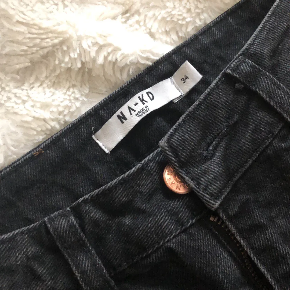 Jättefina svarta jeans i bra skick, säljer för dom är för små för mig. Knappts använda💛 frakt: 60kr Storlek: 34. Jeans & Byxor.