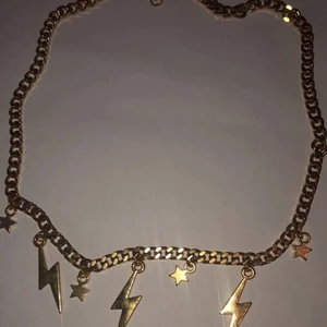 Halsband med blixtar  - Ett så fint oandvänt halsband som jag säljer eftersom jag har två exakt likadana. Kan diskutera pris frakt tillkommer 11kr