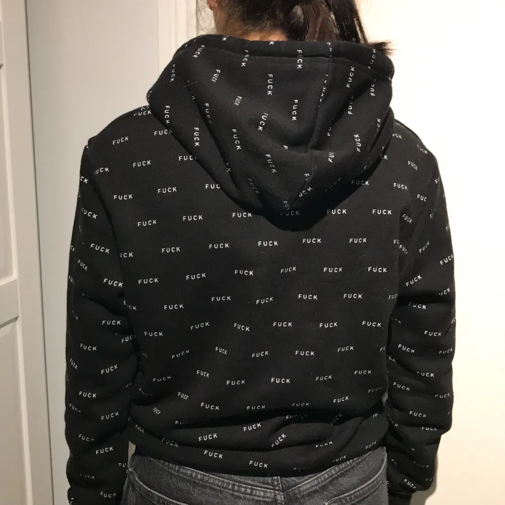 Jag säljer denna super snygga fuck hoodie i xs. Knappt använd. Skriv om du har någon fråga eller är intresserad💕💕. Tröjor & Koftor.