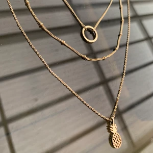 Halsband  - Snyggt set av halsband i guldfärg✨🙋🏻‍♀️