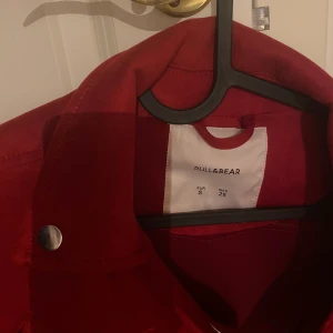 Pull&Bear biker - Biker jacka i mockaimitation, använd max 3 gånger. Bälte i silver storleken är S/M