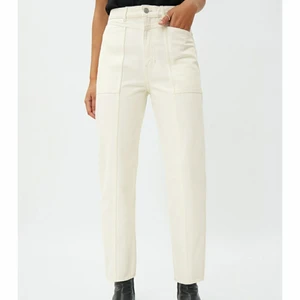 Weekday Allisyn jeans - Ja säljer dessa helt oanvänd jeans från weekday, otroligt snygg creme färg med sömmar fram och bak💕 Säljes pga fel storlek och kan inte längre returnera. Sjukt snygga och önskar de passa mig! Passar för finklädsel och till vardags.😍 Kostar 600 kr ursprungliken men säljer här för 400 kr❤️