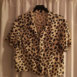 Croppad skjorta i leopard mönster, i bra skick 