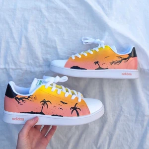 Designade Adidas Skor - Ett par designade adidas sneakers, köpte av en tjej som designar skor men tyvärr var de för små! Väldigt fina! Använda 2 gånger endast!  