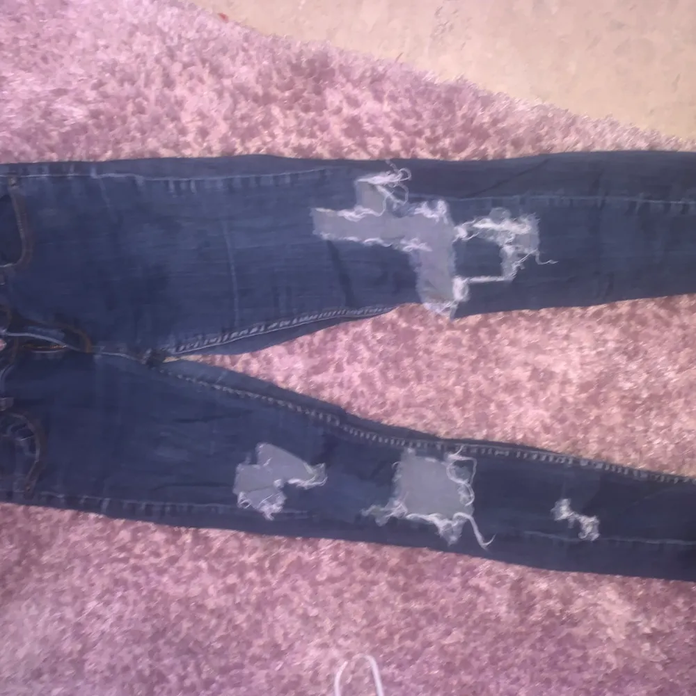 Snygga jeans från Blue ridge denim, storlek W32 L32. Hålen är hemmagjorda👻 Lägg bud eller köp för 80kr Köparen står för frakten!. Jeans & Byxor.