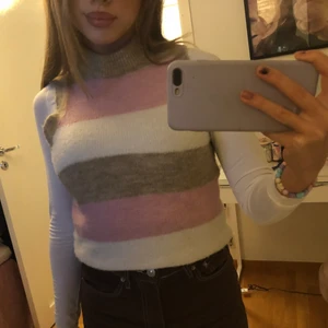 Söt väst - Säljer min jätte fina väst som tyvärr inte kommer t användning längre. Den köptes för 370kr. Den passar xs-en mindre medium❤️