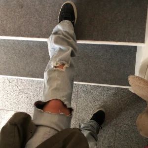 Low Wasted Jeans - SÅ snygga low wasted jeans med hål jag gjort själv. Köpts vintage. Knappt använda av mig men har inga defekter, de har skit snygg färg och passform. HÖGSTA BUD 470, budgivning avslutas idag 21.00
