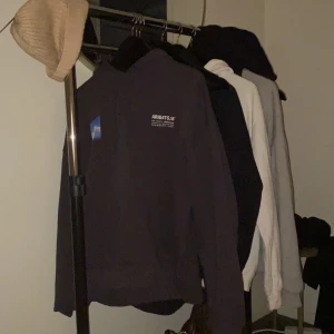 Axel Arigato  - Använd ett fåtal gånger. Finns fler bilder om så önskas, även kvitto och tag :) Strl S men den är oversize så passar allt från S till M beroende på önskad passform.. nypris: ca 1060kr   BUD FRÅN 400kr 