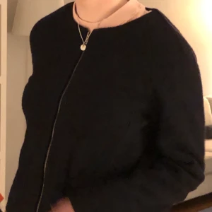 Ulltröja från COS - Säljer denna varma mörkblåa ulltröja från COS. Ullet har dragit ihop sig lite, men fungerar fin fint ändå 💕