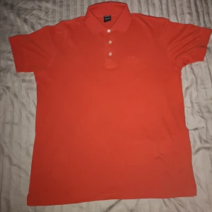 Hugo boss pike Medium  - Hugo boss pike. Storlek Medium. Färg orange. Ny endast provad. Äkta Inköpt på zalando 