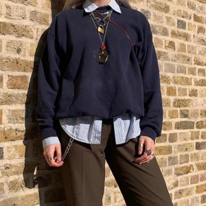 College tröja från Humana  - College tröja köpt på Humana, skulle gissa på M/L men det beror på hur man vill att den ska sitta (jag har XS/S). Säljer pga vill uppdatera garderoben. Swipe för mer info 🙌 