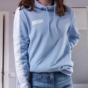 Puma Hoodie - En hoodie från puma i sååå fin ljusblå färg! Tyvärr har den inte kommit till tillräckligt mycket användning hos mig så väljer nu att sälja den. Frakt ingår inte i priset😇💓