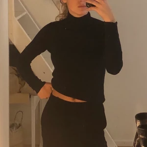 Marinblå polotröja storlek S - Nästan helt oanvänd marinblå polotröja från något okänt märke! Storlek S men passar asbolut XS också:) färgen jämfört med svart ser ni på sista bilden! Frakt tillkommer:)