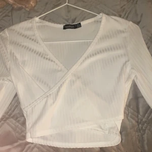 Boohoo vit tröja - Så fin tröja, aldrig använd och säljer för får ingen användning till den. Materialet är så bra och sitter ganska tajt.