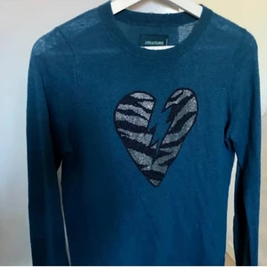 Zadig & Voltaire tröja - Säljer min sjukt snygga och coola Zadig tröja i kashmir. Den är i väldigt bra skick och så fin! Nypris är 2300kr, pris kan diskuteras