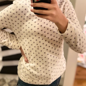 Prickig Teddy från oysho - Teddy liknande tröja från Oysho. Köpt secondhand men knappt använd. Den är storlek S men är som en xs. Frakt tillkommer💕