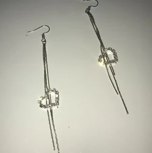Örhängen - Silverfärgade örhängen. 30kr plus frakt på 11 kr 💞
