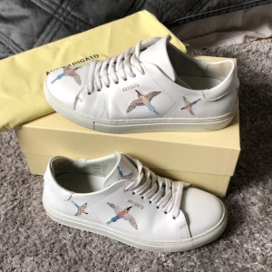 Axel Arigato Clean 90 Bee Bird  - Trendiga Axel Arigato sneakers, använda fåtal gånger. Mycket fint skick med lite slitningar vid tårna men inget som man reflekterar över när man bär dem. Säljer på grund av att dem är för små. Köparen står för frakt. Nypris 2000kr
