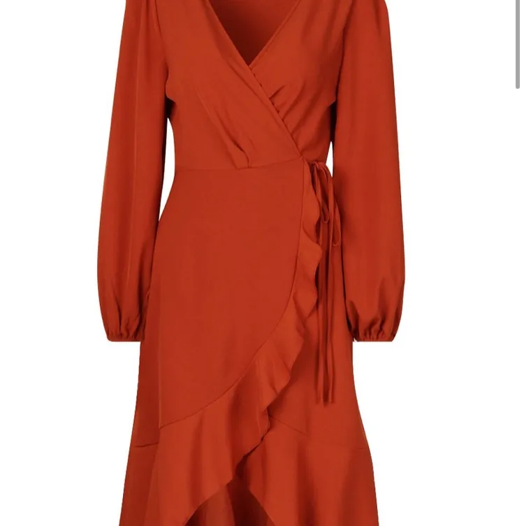 Jag fick nyss den här klänningen från BOOHOO men den va för liten för mig. Nypris är 225kr plus 70kr frakt  men jag säljer för 120kr. Frakt för 40kr.. Klänningar.