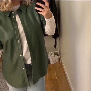 Grön skinn skjorta - Riktigt snygg skinn skjorta! Dock använd 1 gång.