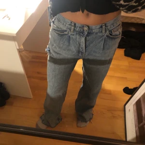 Vida jeans  - Jeans från pull and bear knappt använda och fixade lite med hål och klippta vid benen jag är 174 och de sitter bra på mig men skulle passa någon längre också eller kortare ☺️