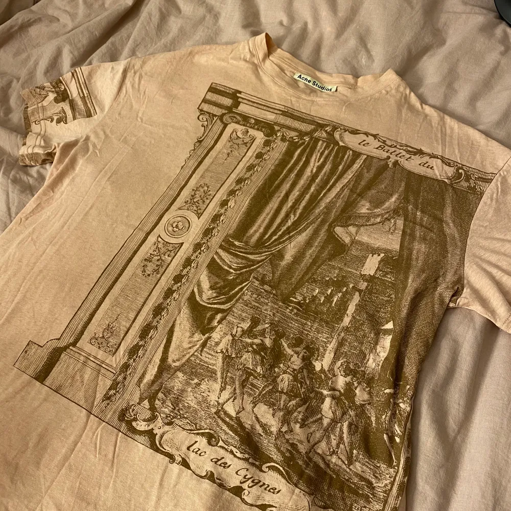 Oversized rosa/beige T-shirt ifrån Acne Studios, storlek S, mjukt material🥰, ord. pris 1200kr💞. T-shirts.