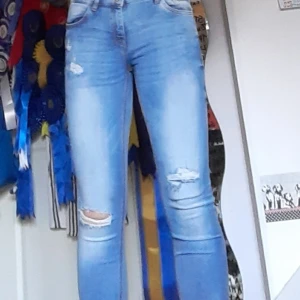 Skinny Jeans med hål  - Snygga jeans med hål från mango, stl 34 Men väldigt stretchiga och dessutom väldigt sköna. Relativt låga i midjan, men går samtidigt upp över höftbenen. Köpare står för eventuell frakt.