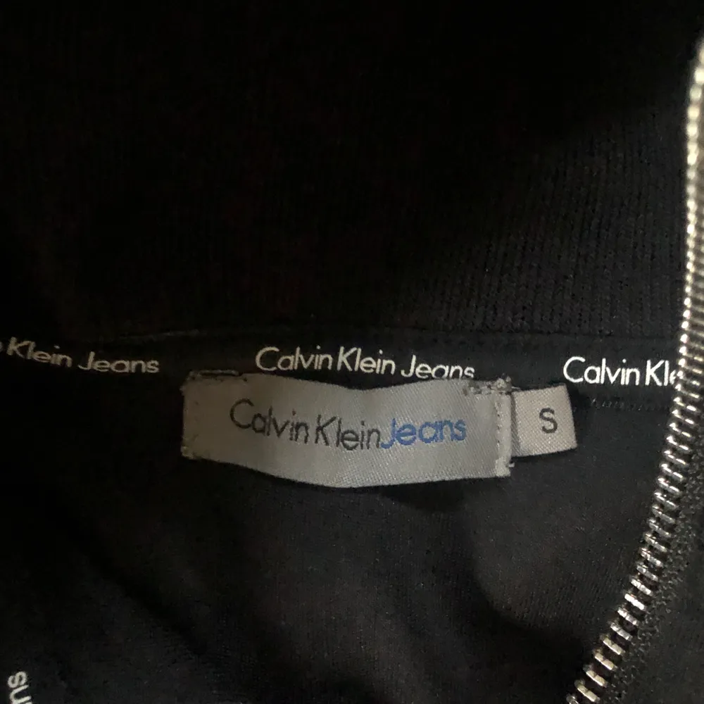 Skitsnygg tröja från Calvin Klein Jeans, knappt använd och i toppskick.. Tröjor & Koftor.