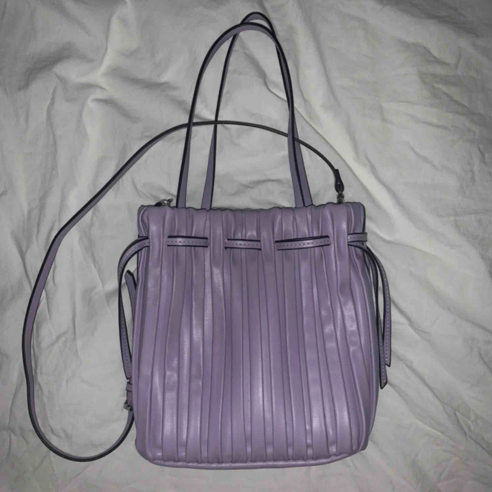 Lila väska ifrån Zara, använd fåtal gånger. Köparen står för frakt💓. Väskor.