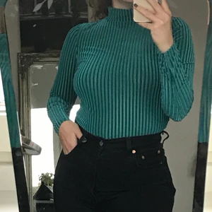 Blågrön polotröja från Monki - Blågrön polotröja från Monki med ränder i sammet. Storlek xs men passar även s!