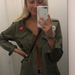 Jacka - Säljer denna ascoola jacka från ISTAY. Funkar till allt och är sparsamt använd! Kan både mötas upp i Stockholm o frakta, men då står köparen för frakten :)