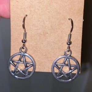 Pentagrams örhängen - Fina lätta örhängen med pentagrams! Dom som säljs är inte provade utan har flera par!  Skriv om du har frågor✨😎  frakt inkl priset💖