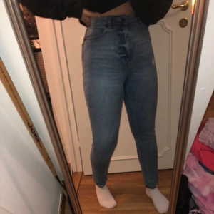 Cheap Monday Jeans - Säljer nu mina Cheap Monday jeans som sitter som en smäck och är så otroligt sköna, tyvärr kommer de inte till användning. Byxorna är högmidjade