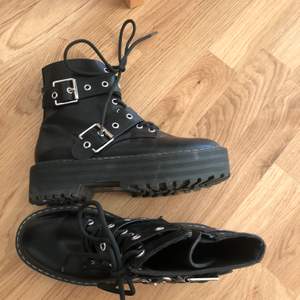 Populära boots från H&M. Använda endast en gång pga fel storlek (TYVÄRR). 