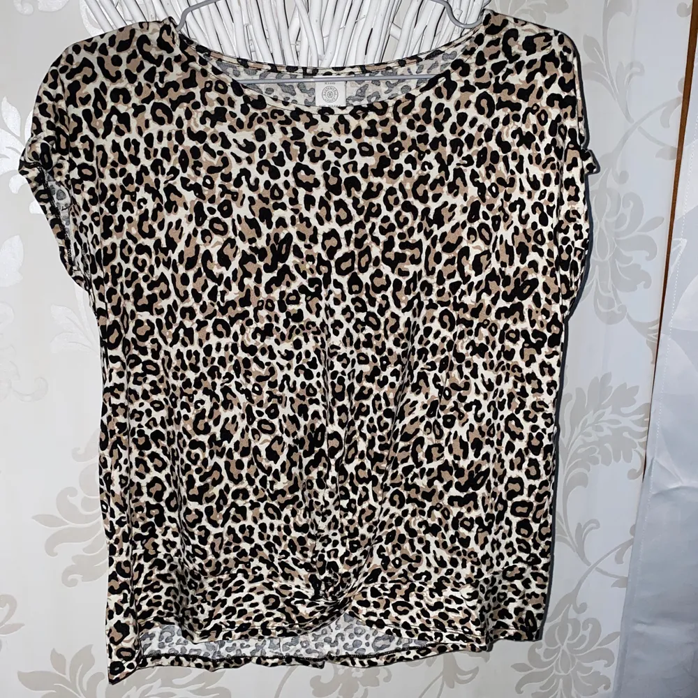 En leopard tröja från lindex i strl 158/164, är som en xs/s i storlek. Frakten är inkluderad i priset och den är i nyskick. 💗kram. T-shirts.