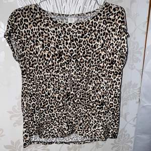 En leopard tröja från lindex i strl 158/164, är som en xs/s i storlek. Frakten är inkluderad i priset och den är i nyskick. 💗kram