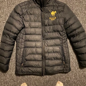 Polo Ralph Lauren Jacka - Polo Ralph Lauren jacka i bra skick! Storlek M men passar även S. VÄLDIGT ovanlig har inte sett någon annan ha en likadan. Ny pris 2500kr