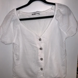 Topp - Jättefin topp med knappar ifrån NA-KD i storlek 36. Har används 1 gång. 